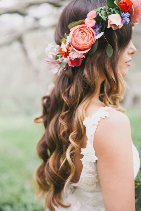 coiffure avec un bandeau pour un style bohème